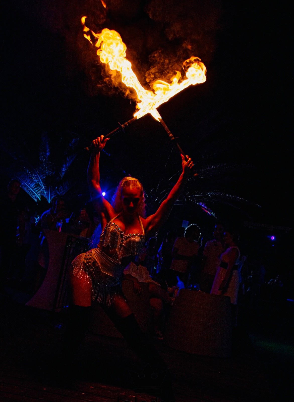 Soirée animation cracheur de feu avec le Art Club resto Club proche de Marseille